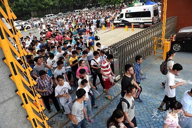 安徽芜湖高考英语听力事件-家长聚集在校门口.jpg