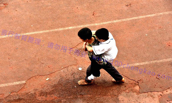 父亲背着黄必华走在路上.jpg