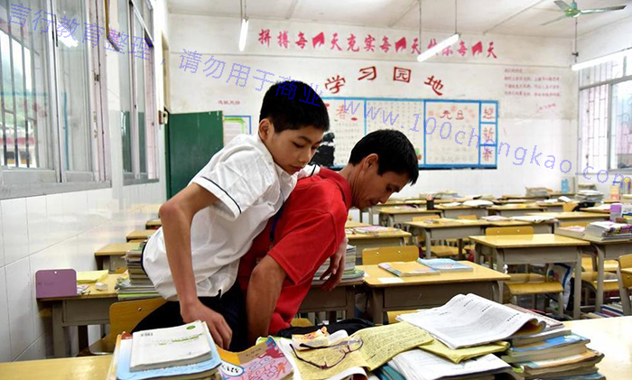 黄必华父亲把他背到教室课桌前.jpg
